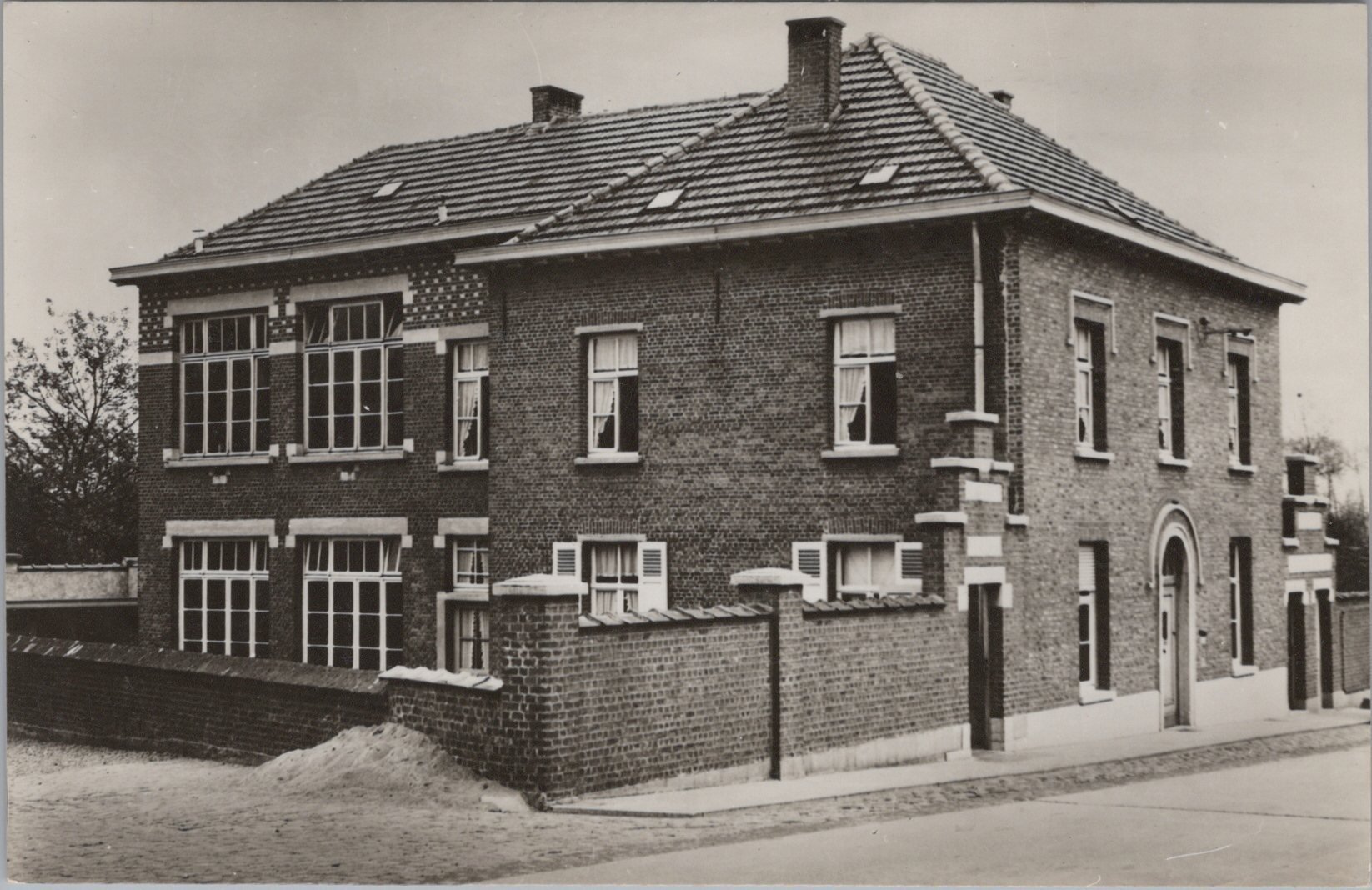 /Belgium/Places/BE_Place_1900-1961_Leerbeek Gemeentehuis school.jpg